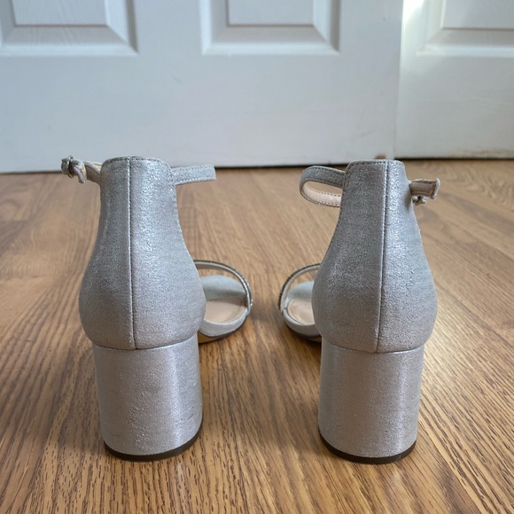 7.5 Silver Heels - Picture 3 of 7